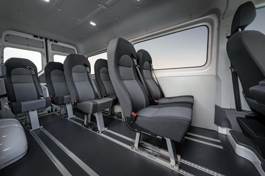 Интерьер MAN TGE 3.140 Kombi 2017 года  (фото 6 из 8)